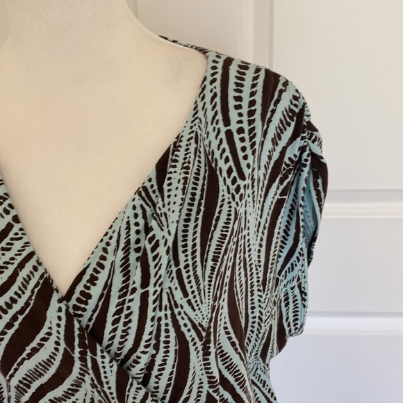 Tommy Bahama Brown and Blue Sheath Dress with V-Neck. Ruched at side. Size L. - Picture 5 of 14